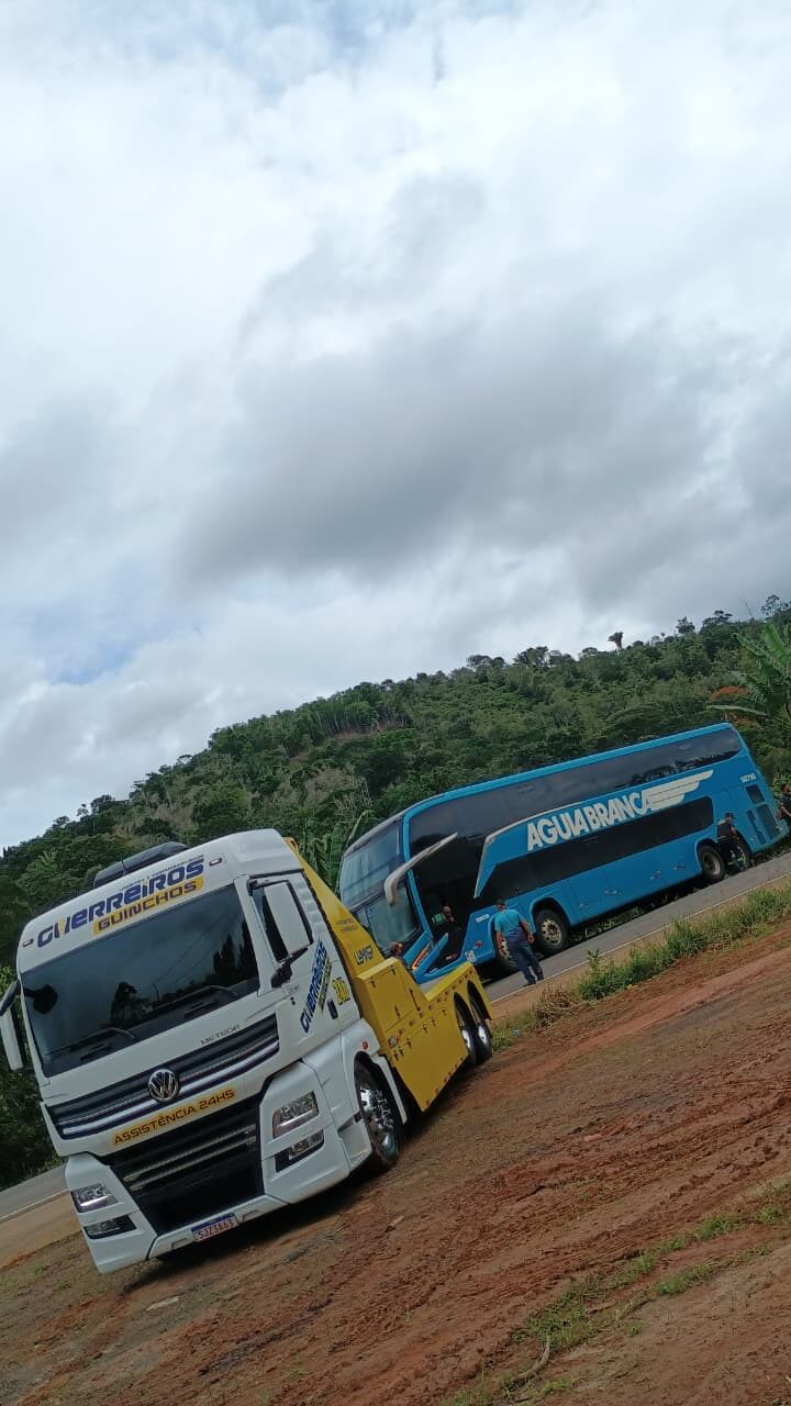 Guincho dando apoio a ônibus Águia Branca na rodovia