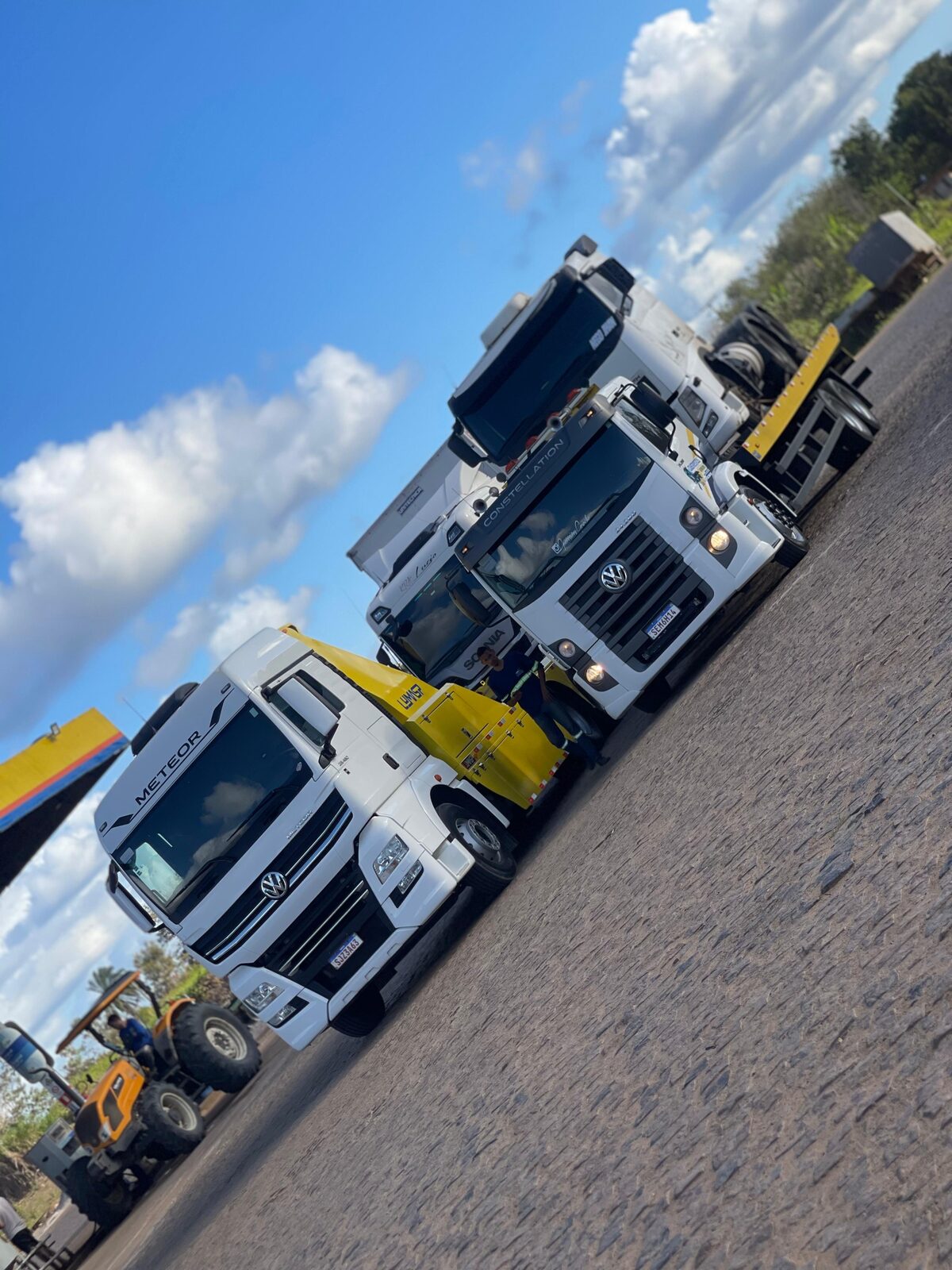 Comboio de guinchos em deslocamento pela rodovia