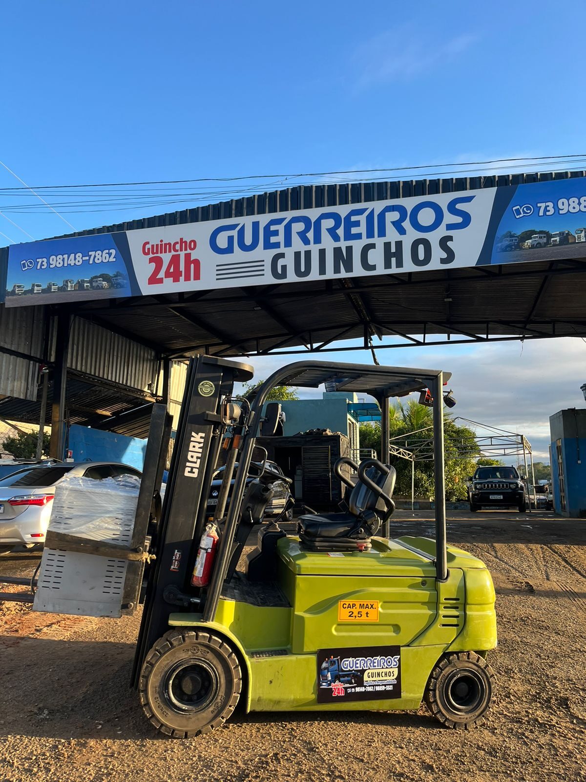 Empilhadeira sob a fachada da Guerreiros Guinchos