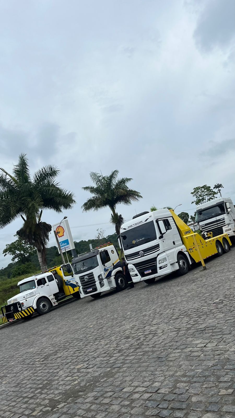 Frota de guinchos estacionada em posto de combustível