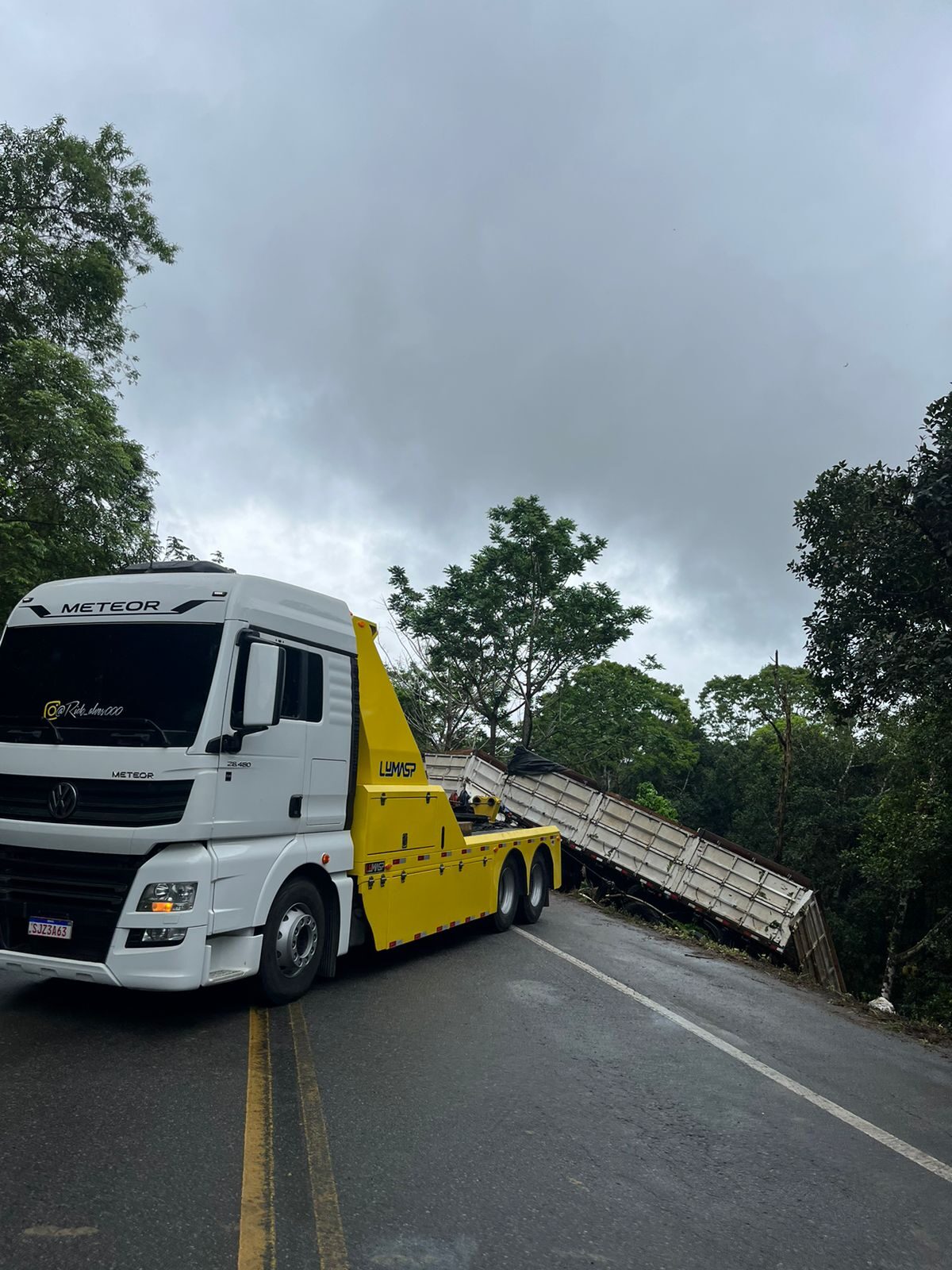 Guincho socorrendo carga tombada em rodovia