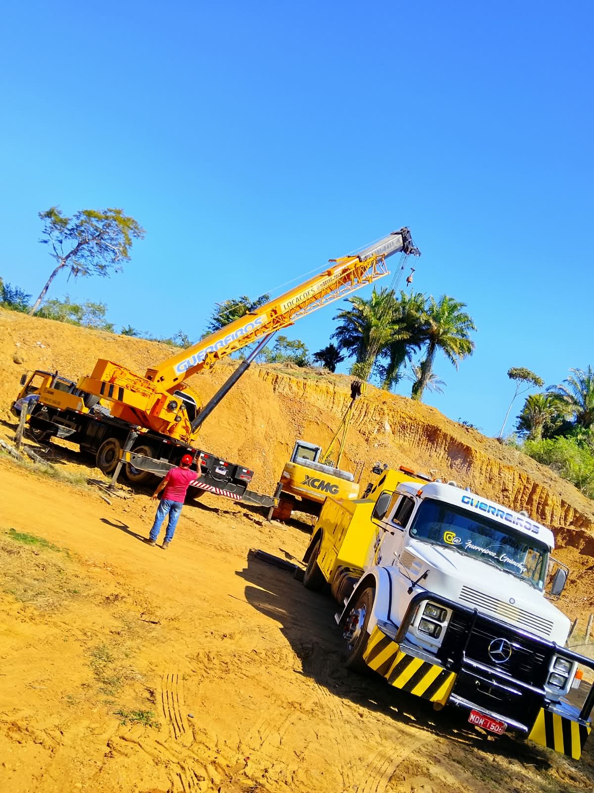 Guindaste em operação em área de mineração