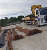 Munck sobre ponte em construção com ferragem