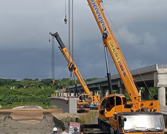Guindastes içando estrutura de concreto em obra de ponte