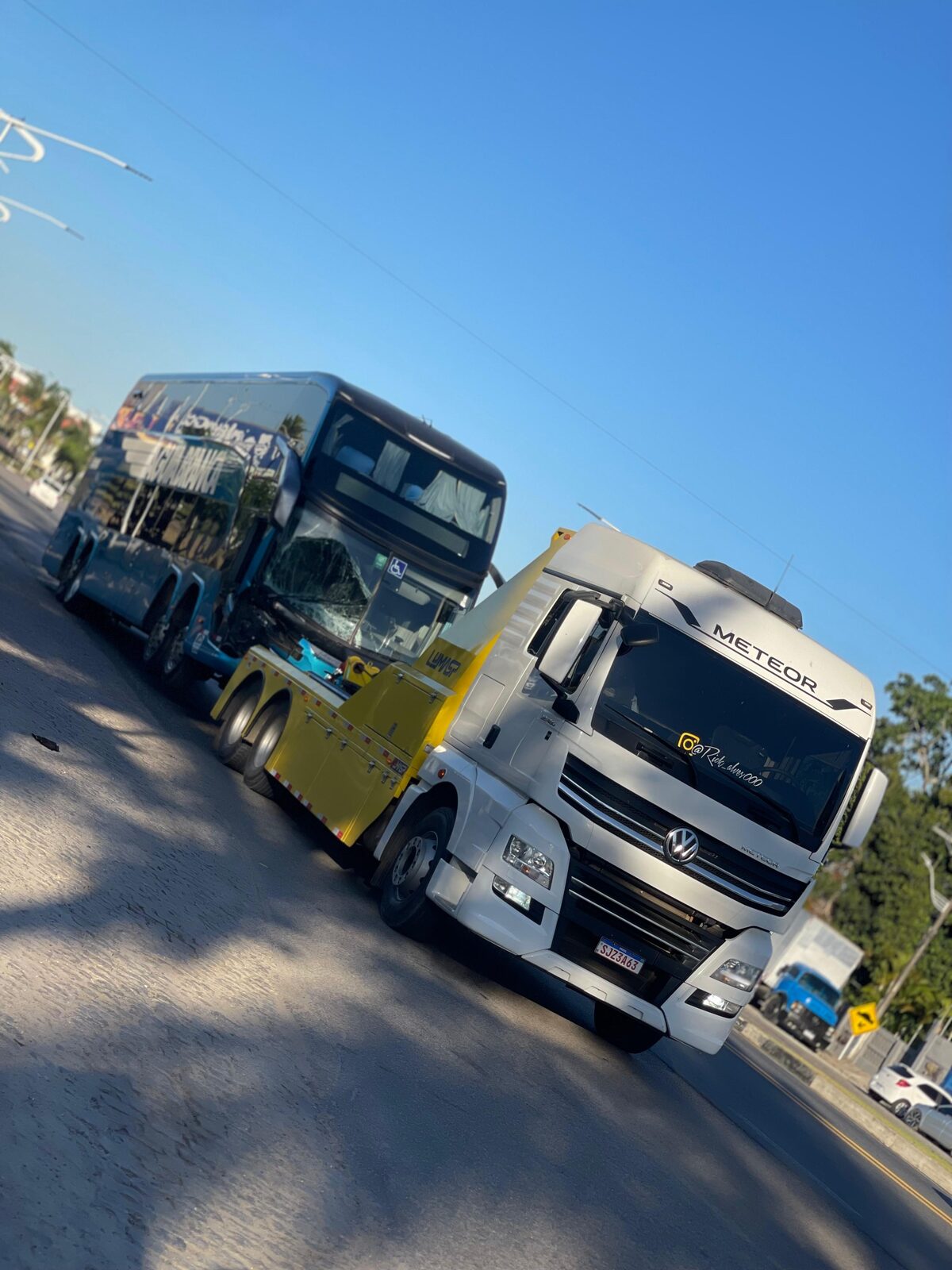 Guincho removendo ônibus de dois andares acidentado