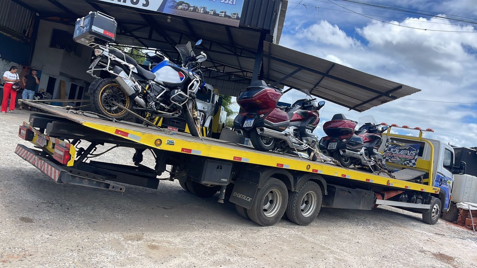 Guincho prancha transportando motocicletas