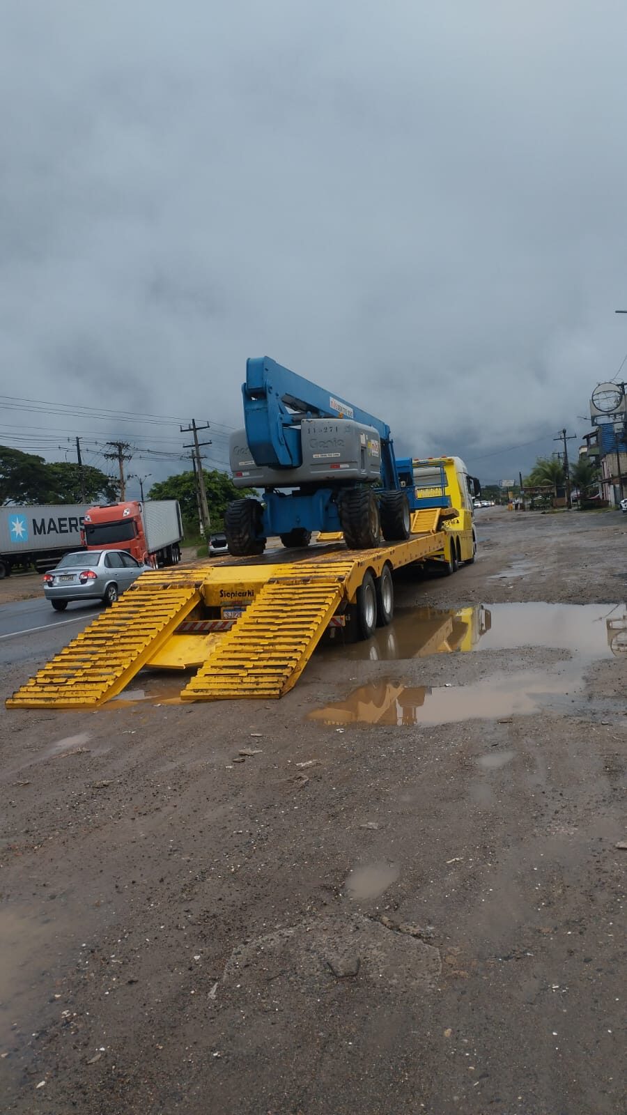 Prancha transportando plataforma elevatória Genie