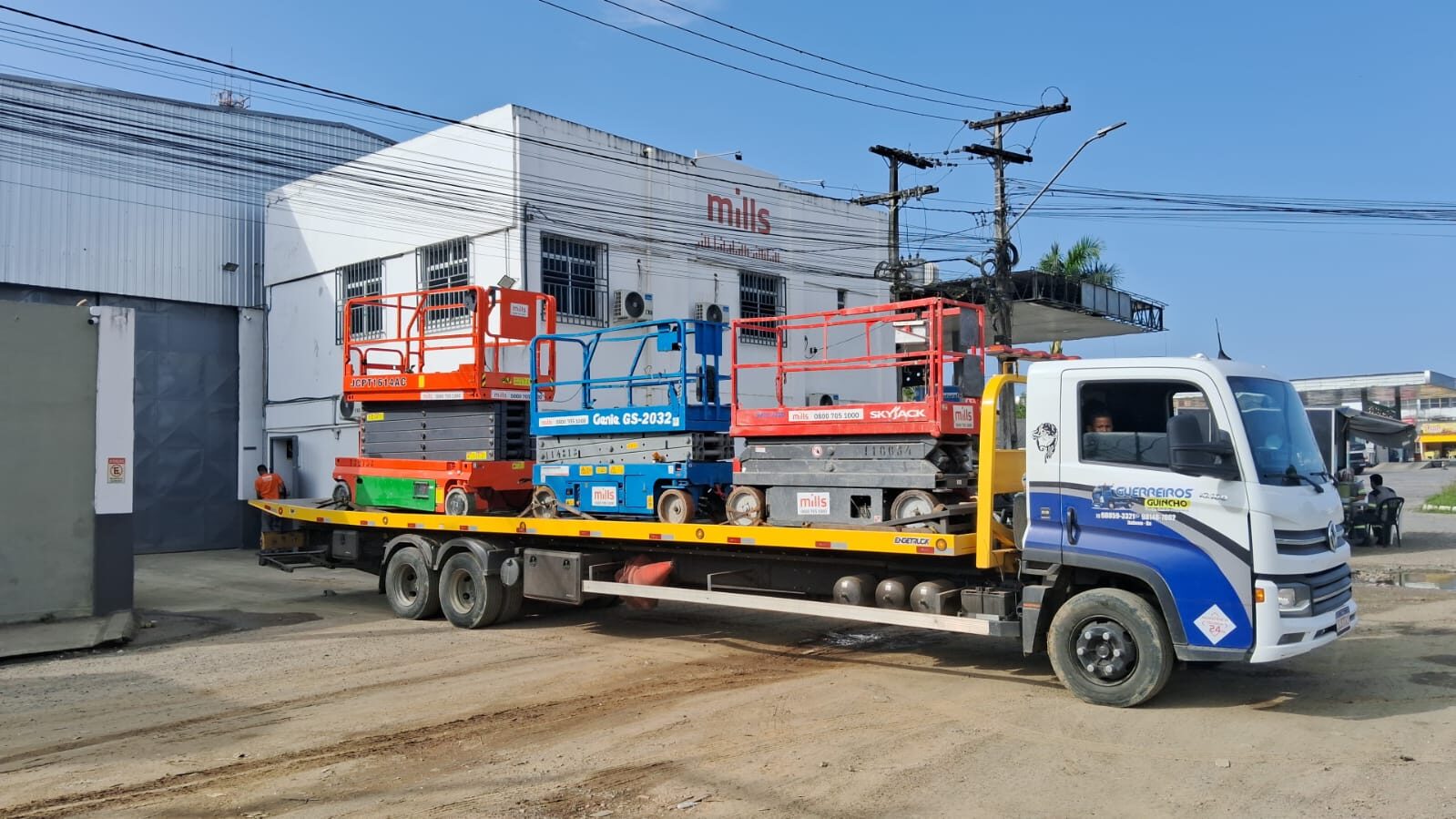 Guincho transportando plataformas tesoura