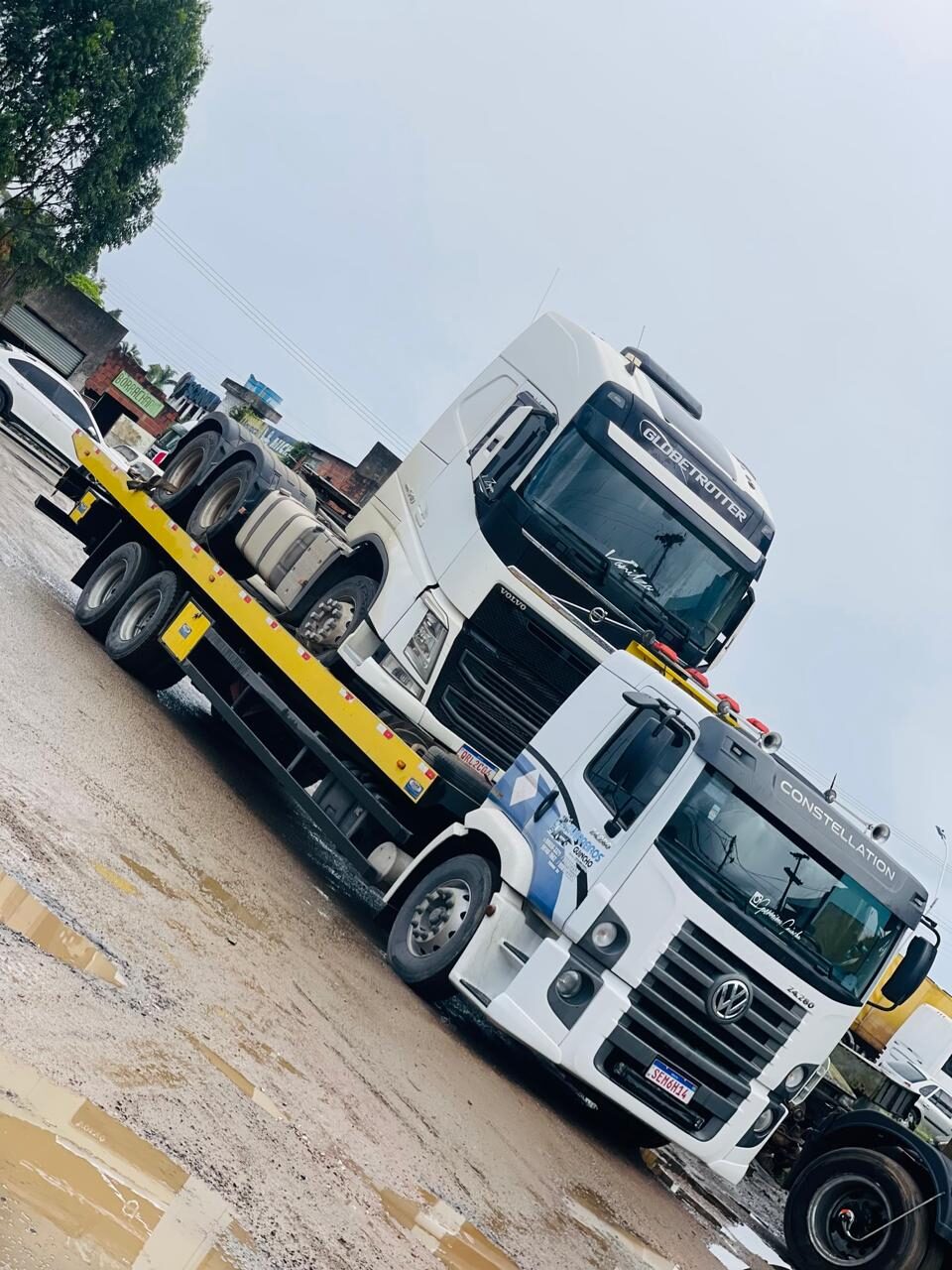 Prancha transportando cavalo mecânico Volvo Globetrotter