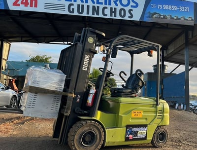 Empilhadeira Guerreiros Guinchos movimentando carga em pátio